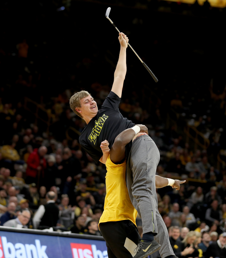 Cross Court Putt Challenge winner against the Michigan Wolverines Friday, January 17, 2020 at Carver-Hawkeye Arena. (Brian Ray/hawkeyesports.com)