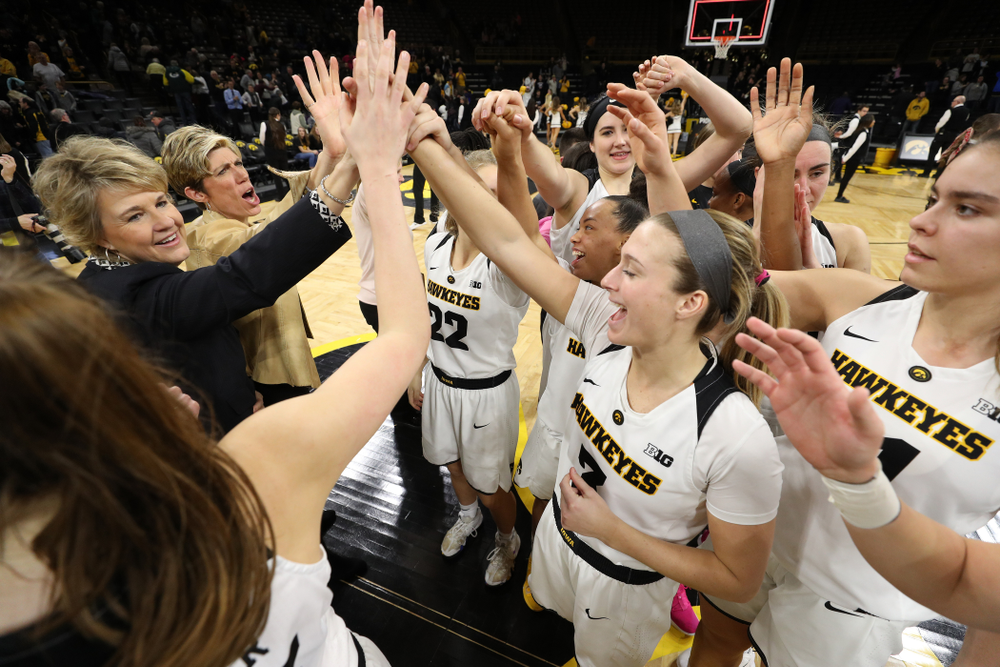 Iowa Hawkeyes head coach Lisa Bluder gathers her team following their win against the Illinois Fighting Illini Thursday, February 14, 2019 at Carver-Hawkeye Arena. (Brian Ray/hawkeyesports.com)