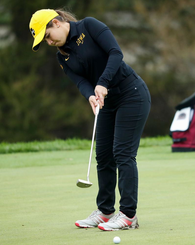 Iowa's Manuela Lizarazu putts during the final round of the Diane Thomason Invitational at Finkbine Golf Course on September 30, 2018. (Tork Mason/hawkeyesports.com)