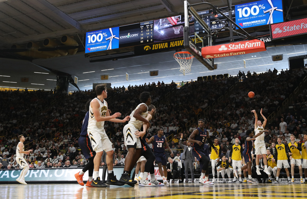 Iowa Hawkeyes guard Joe Wieskamp (10) knocks down a three point basket against the Illinois Fighting Illini Sunday, January 20, 2019 (Brian Ray/hawkeyesports.com)