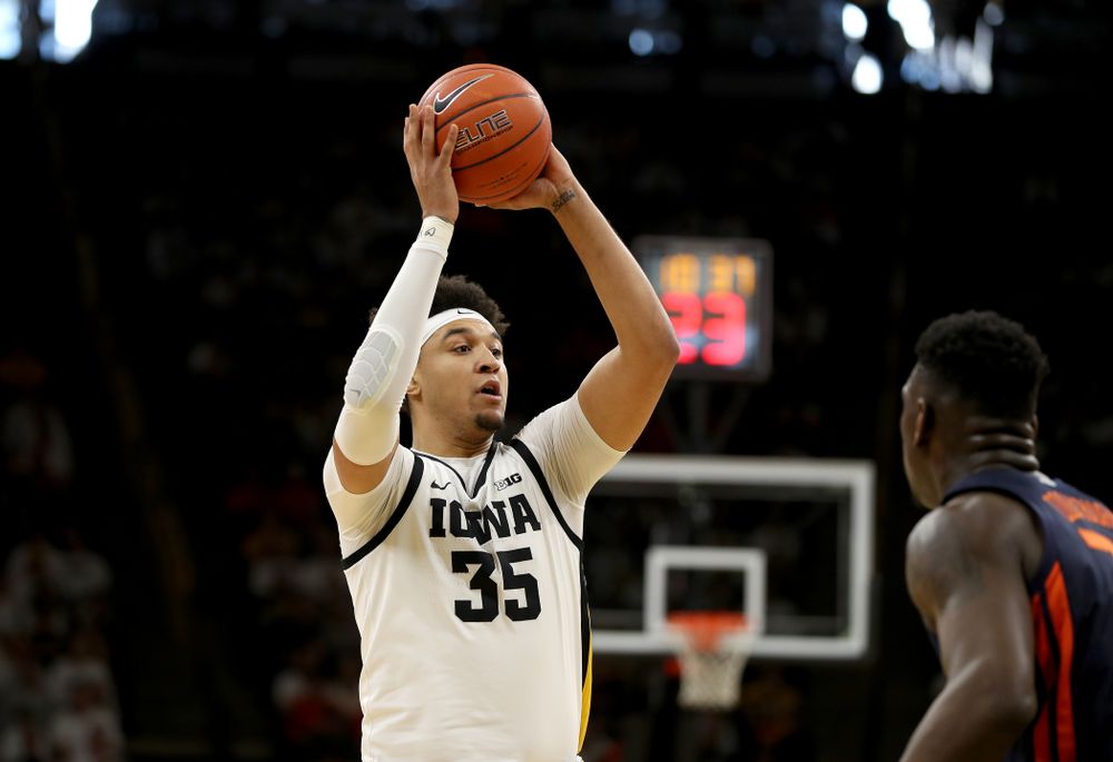 Iowa Hawkeyes forward Cordell Pemsl (35) against the Illinois Fighting Illini Sunday, February 2, 2020 at Carver-Hawkeye Arena. (Brian Ray/hawkeyesports.com)