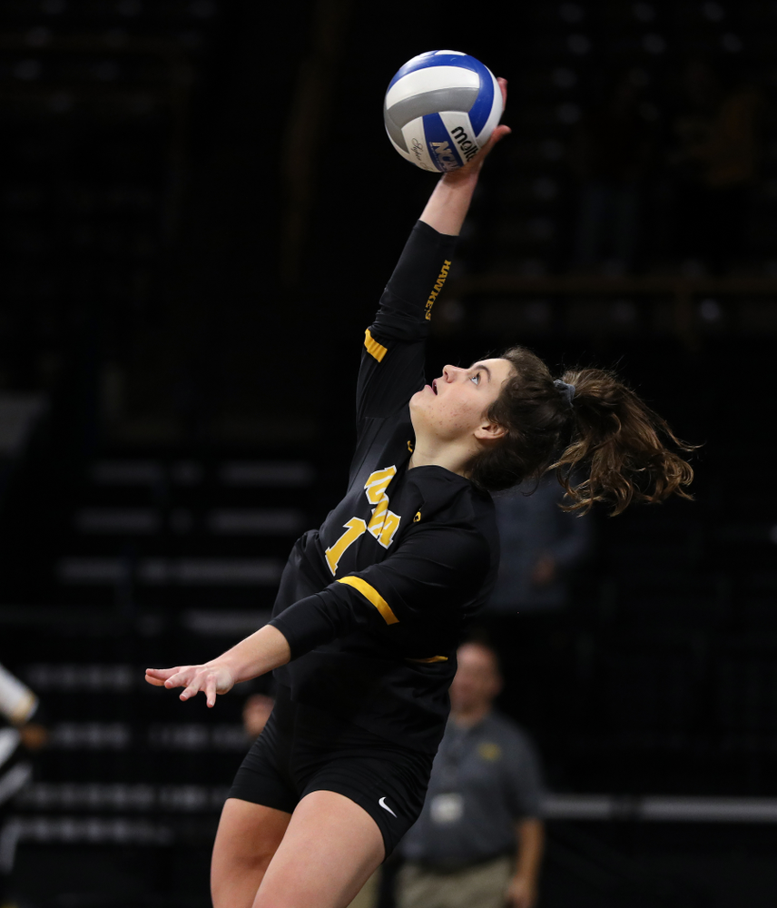 Iowa Hawkeyes defensive specialist Molly Kelly (1) against the Ohio State Buckeyes Saturday, November 24, 2018 at Carver-Hawkeye Arena. (Brian Ray/hawkeyesports.com)