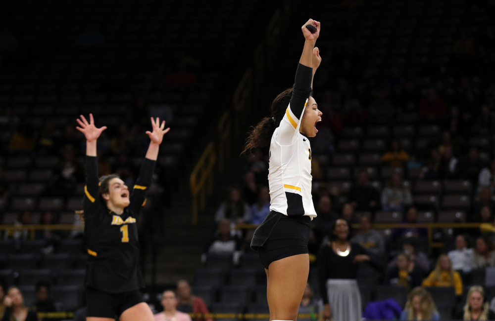 Iowa Hawkeyes setter Gabrielle Orr (7) against the Ohio State Buckeyes Saturday, November 24, 2018 at Carver-Hawkeye Arena. (Brian Ray/hawkeyesports.com)