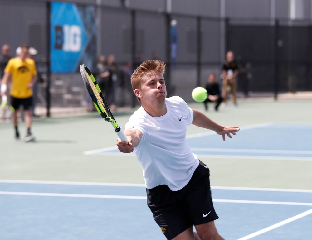 Will Davies against Northwestern in the first round of the 2018 Big Ten Men's Tennis Tournament Thursday, April 26, 2018 at the Hawkeye Tennis and Recreation Complex. (Brian Ray/hawkeyesports.com)