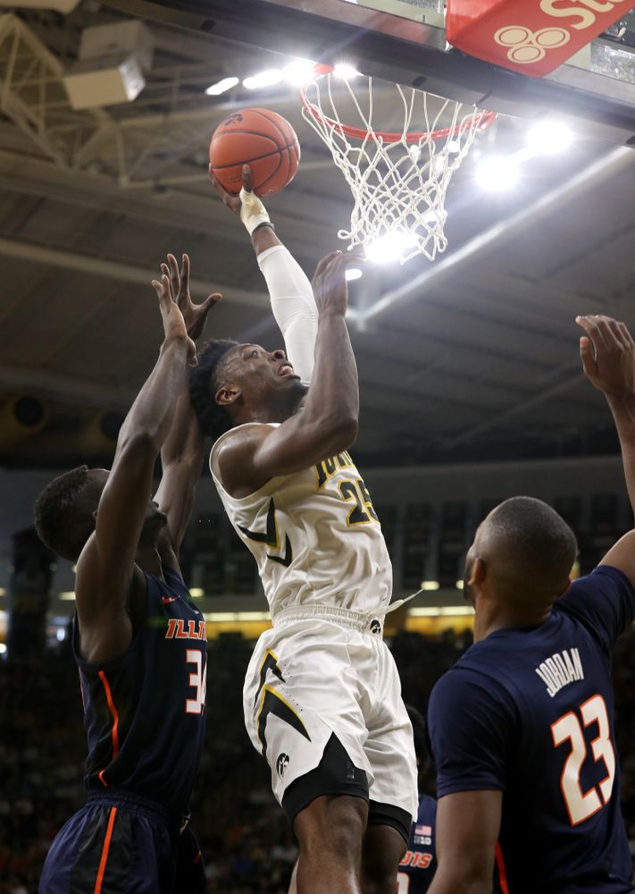 Iowa Hawkeyes forward Tyler Cook (25) dunks the ball against the Illinois Fighting Illini Sunday, January 20, 2019 (Brian Ray/hawkeyesports.com)