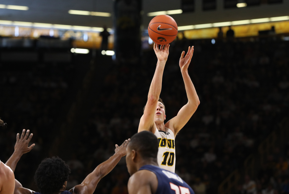 Iowa Hawkeyes guard Joe Wieskamp (10) knocks down a three point basket against the Illinois Fighting Illini Sunday, January 20, 2019 at Carver-Hawkeye Arena. (Brian Ray/hawkeyesports.com)