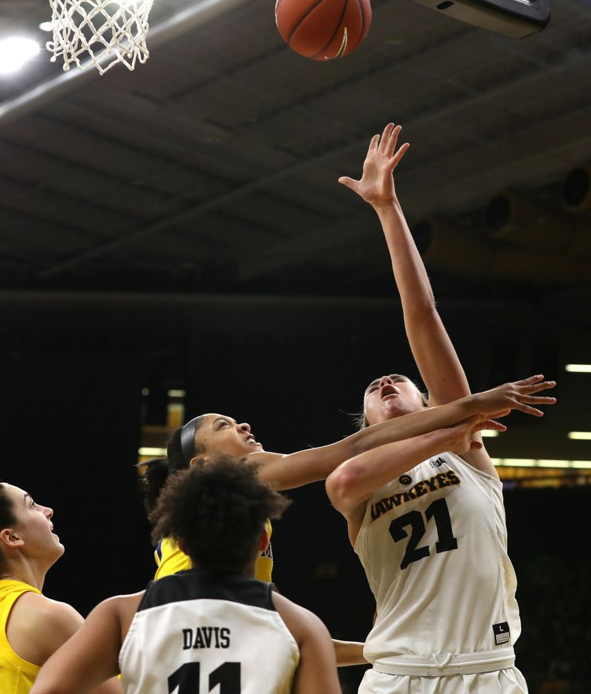 Iowa Hawkeyes forward Hannah Stewart (21) against the Michigan Wolverines Thursday, January 17, 2019 at Carver-Hawkeye Arena. (Brian Ray/hawkeyesports.com)