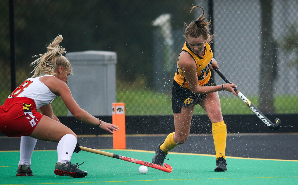 Iowa Hawkeyes forward Madeleine Murphy (26) passes the ball during a game against Maryland at Grant Field on October 14, 2018. (Tork Mason/hawkeyesports.com)