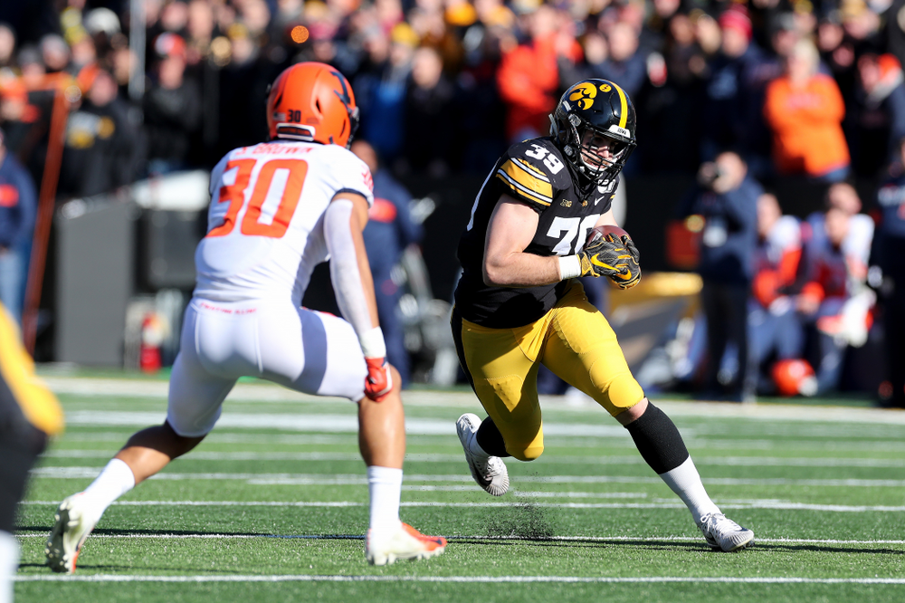 Iowa Hawkeyes tight end Nate Wieting (39) against the Illinois Fighting Illini Saturday, November 23, 2019 at Kinnick Stadium. (Brian Ray/hawkeyesports.com)