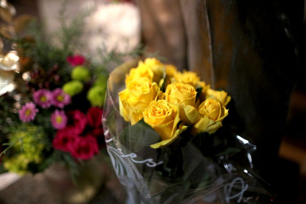 Mourners lay flowers at the statue of former Hawkeye Football Head Coach Hayden Fry Tuesday, December 17, 2019 in Coralville. Fry passed away on Tuesday at the age of 90. (Brian Ray/hawkeyesports.com)