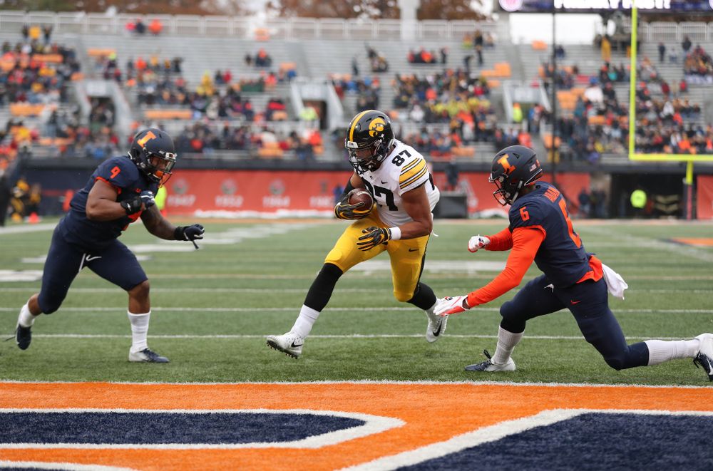 Iowa Hawkeyes tight end Noah Fant (87) against the Illinois Fighting Illini Saturday, November 17, 2018 at Memorial Stadium in Champaign, Ill. (Brian Ray/hawkeyesports.com)