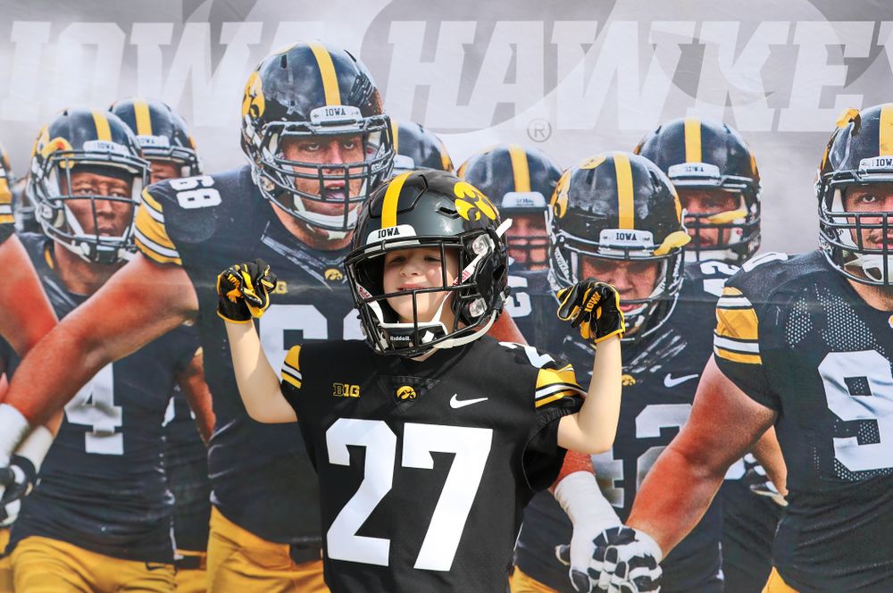 Fans take photos during Kids Day Saturday, August 11, 2018 at Kinnick Stadium. (Brian Ray/hawkeyesports.com)