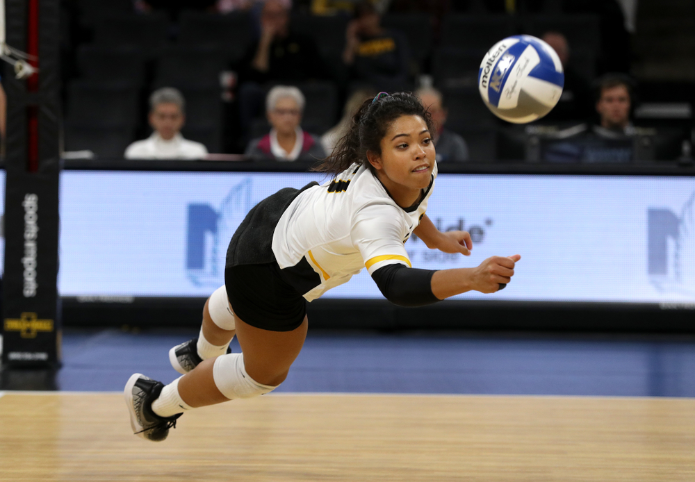 Iowa Hawkeyes setter Gabrielle Orr (7) against the Northwestern Wildcats Wednesday, October 24, 2018 at Carver-Hawkeye Arena. (Brian Ray/hawkeyesports.com)