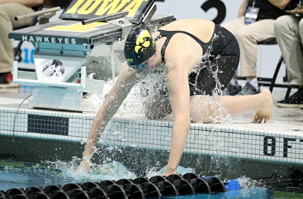 Iowa’s Hannah Burvill splashes water on herself before swimming the women’s 200 yard freestyle final event during the 2020 Women’s Big Ten Swimming and Diving Championships at the Campus Recreation and Wellness Center in Iowa City on Friday, February 21, 2020. (Stephen Mally/hawkeyesports.com)