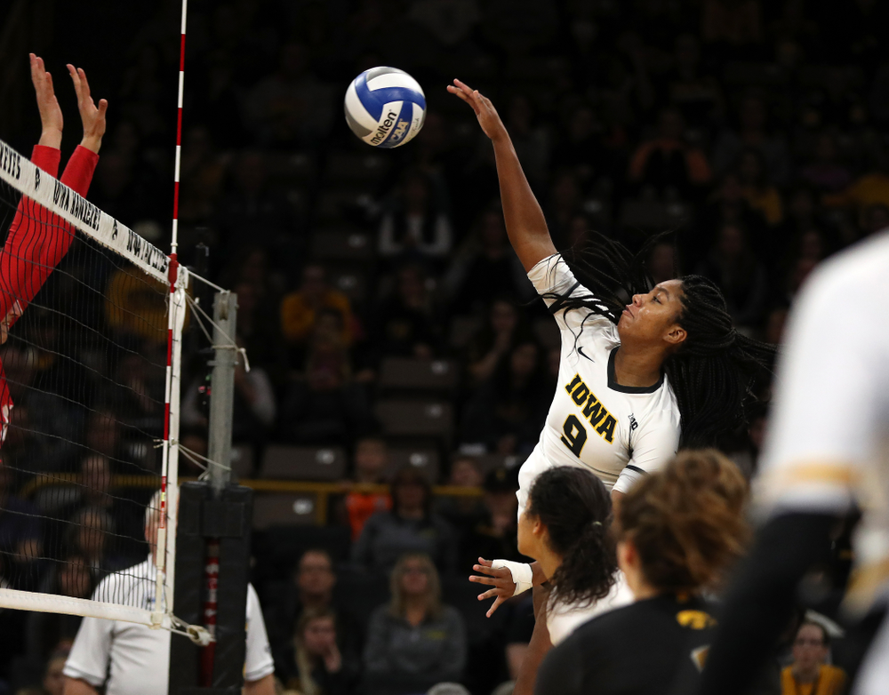 Iowa Hawkeyes middle blocker Amiya Jones (9) against the Ohio State Buckeyes Saturday, November 24, 2018 at Carver-Hawkeye Arena. (Brian Ray/hawkeyesports.com)