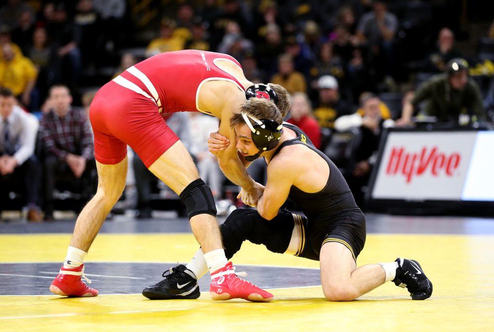 IowaÕs Spencer Lee wrestles WisconsinÕs Michael Cullen at 125 pounds Sunday, December 1, 2019 at Carver-Hawkeye Arena. Lee won the match with a 16-0 technical fall. (Brian Ray/hawkeyesports.com)