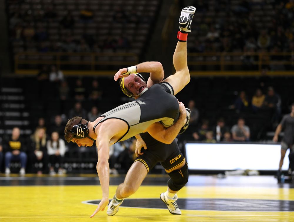 Iowa's Alex Marinelli wrestles Purdue's Cole Wysocki at 165 pounds Saturday, November 24, 2018 at Carver-Hawkeye Arena. (Brian Ray/hawkeyesports.com)