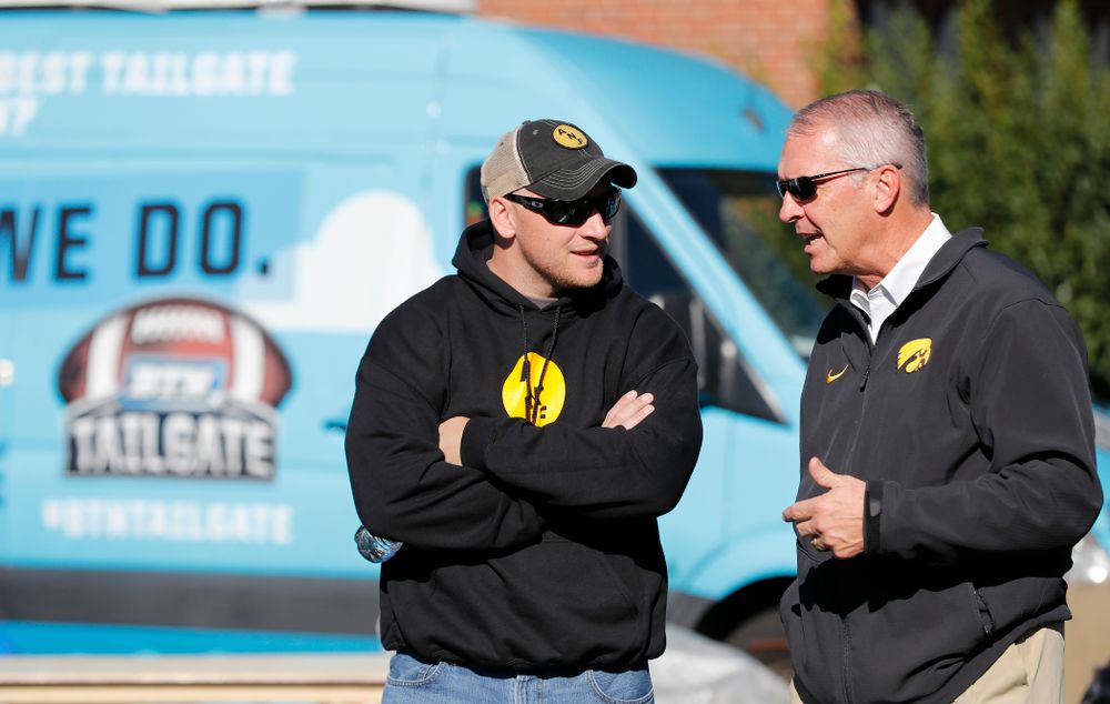 Guest Picker Pat Angerer talks with Henry B. and Patricia B. Tippie Director of Athletics Chair Gary Barta as the BTN Tailgate does a live show Saturday, September 22, 2018 at Hubbard Park on the University of Iowa Campus. (Brian Ray/hawkeyesports.com)