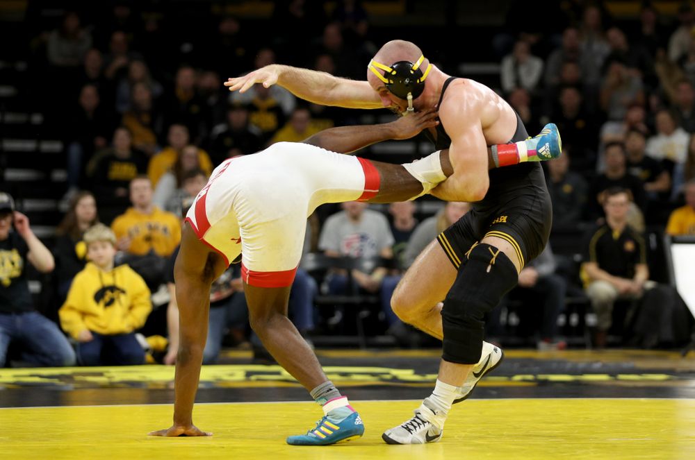 Iowa’s Alex Marinelli wrestles Nebraska’s Isaiah White at 165 pounds Saturday, January 18, 2020 at Carver-Hawkeye Arena. Marinelli won the match 4-3. (Brian Ray/hawkeyesports.com)