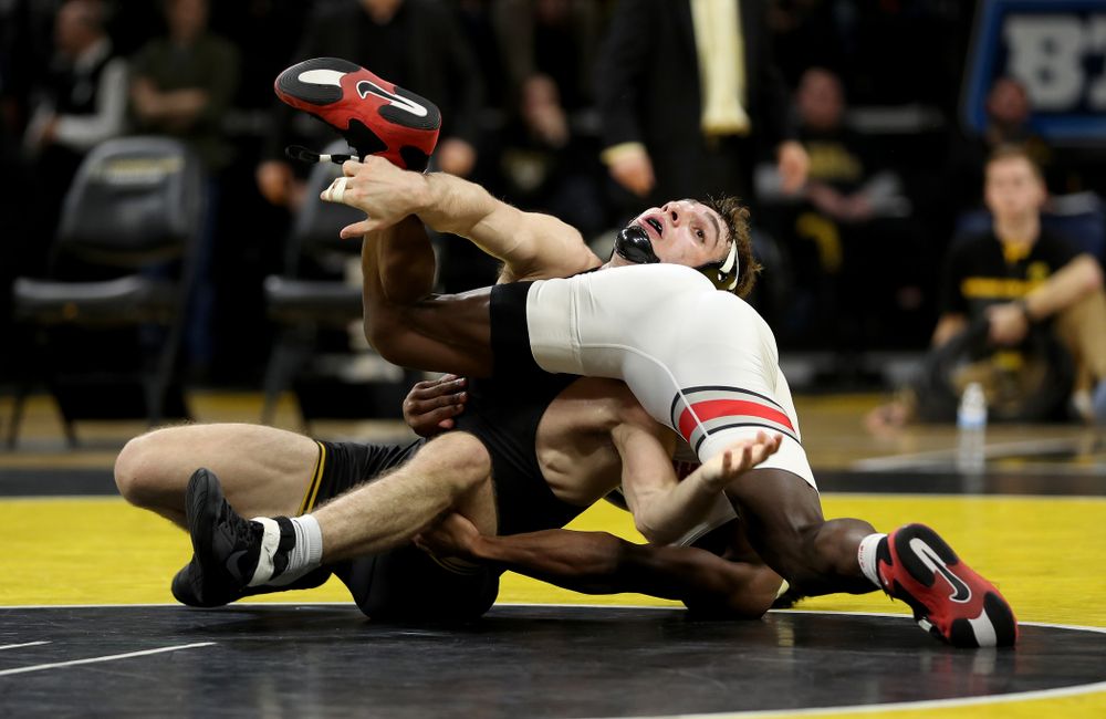 Iowa’s Austin DeSanto wrestles Ohio State’s Jordan Decatur at 133 pounds Friday, January 24, 2020 at Carver-Hawkeye Arena. DeSanto won the match with a 21-3 tech fall. (Brian Ray/hawkeyesports.com)