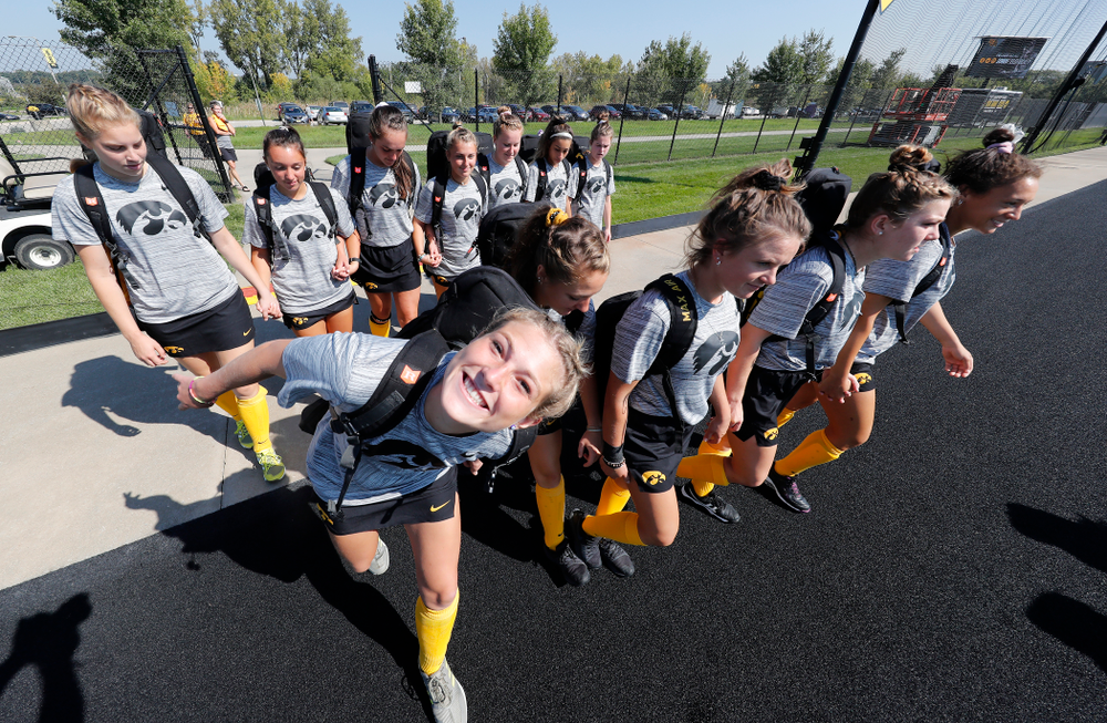 The sophomores cross the line before their game against Indiana Sunday, September 16, 2018 at Grant Field. (Brian Ray/hawkeyesports.com)