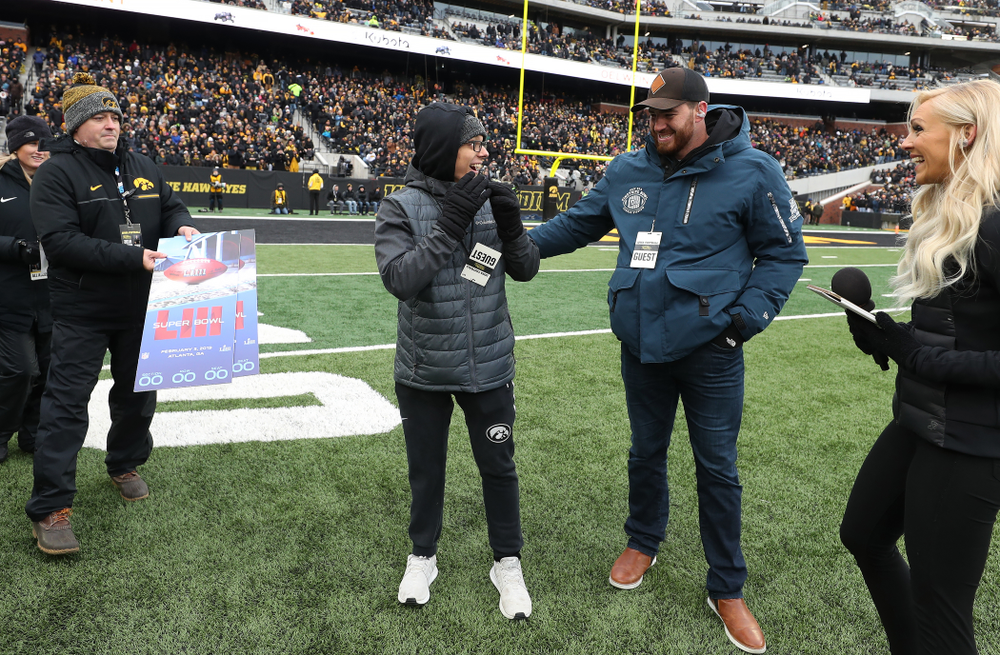 Former Hawkeye linebacker and current Denver Bronco Josey Jewel surprises former Kid Captain
Parker Kress of Bettendorf with Super Bowl tickets during the Iowa Hawkeyes game against the Northwestern Wildcats Saturday, November 10, 2018 at Kinnick Stadium. (Brian Ray/hawkeyesports.com)