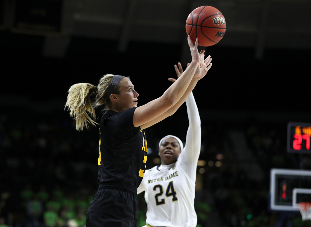 Iowa Hawkeyes guard Makenzie Meyer (3) against the Notre Dame Fighting Irish Thursday, November 29, 2018 at the Joyce Center in South Bend, Ind. (Brian Ray/hawkeyesports.com)