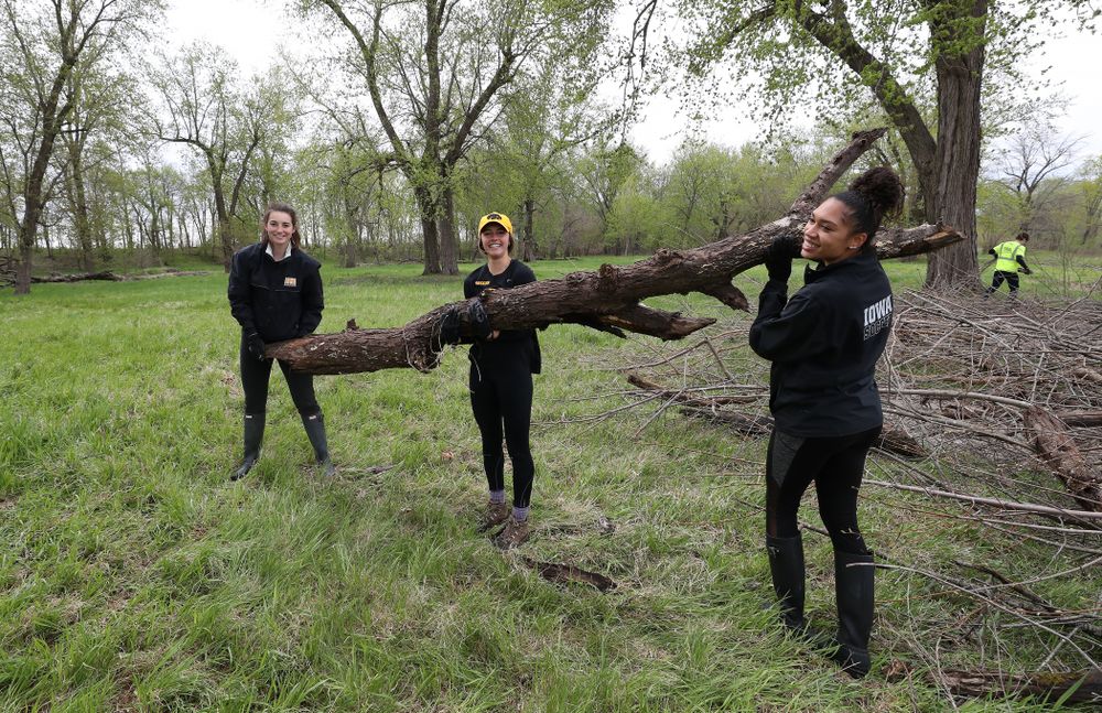 Members of the WomenÕs Soccer team volunteer with the Iowa City Public Works department along the Iowa River during the annual Iowa Athletics Day of Caring Sunday, April 28, 2019 in Iowa City. (Brian Ray/hawkeyesports.com)