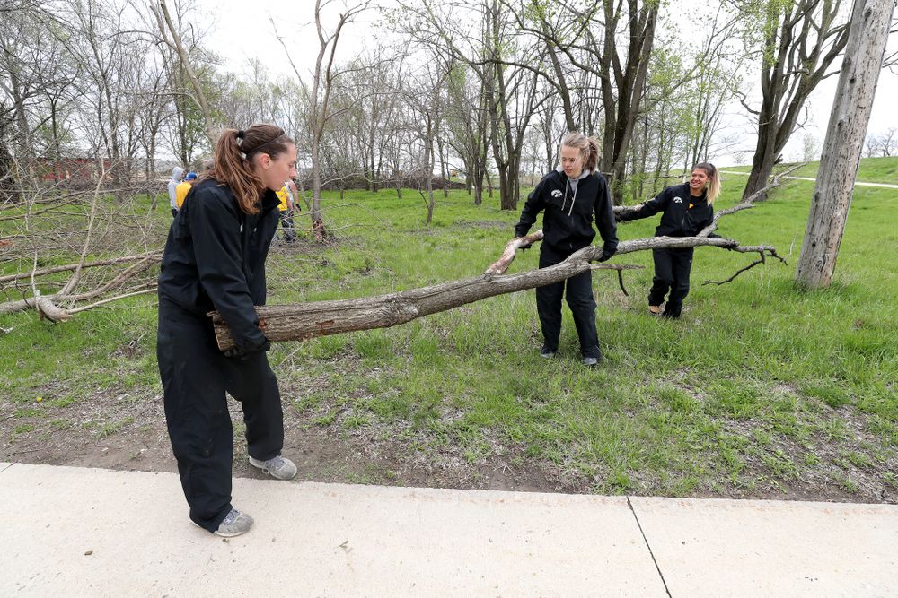 Members of the WomenÕs Soccer team volunteer with the Iowa City Public Works department along the Iowa River during the annual Iowa Athletics Day of Caring Sunday, April 28, 2019 in Iowa City. (Brian Ray/hawkeyesports.com)