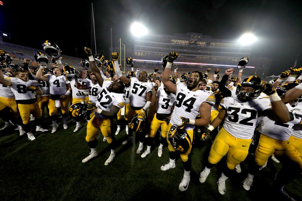 The Iowa Hawkeyes sing the "Fight Song" against the Illinois Fighting Illini Saturday, November 17, 2018 at Memorial Stadium in Champaign, Ill. (Brian Ray/hawkeyesports.com)