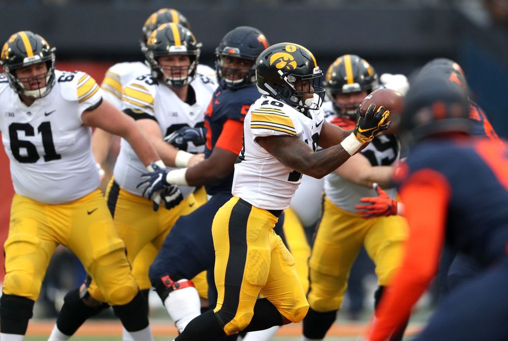 Iowa Hawkeyes running back Mekhi Sargent (10) against the Illinois Fighting Illini Saturday, November 17, 2018 at Memorial Stadium in Champaign, Ill. (Brian Ray/hawkeyesports.com)