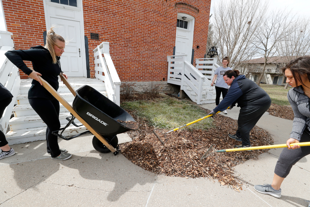 Members of the Iowa Field Hockey Team volunteer during the Iowa Athletics Department's annual Day of Caring Sunday, April 22, 2018. (Brian Ray/hawkeyesports.com)