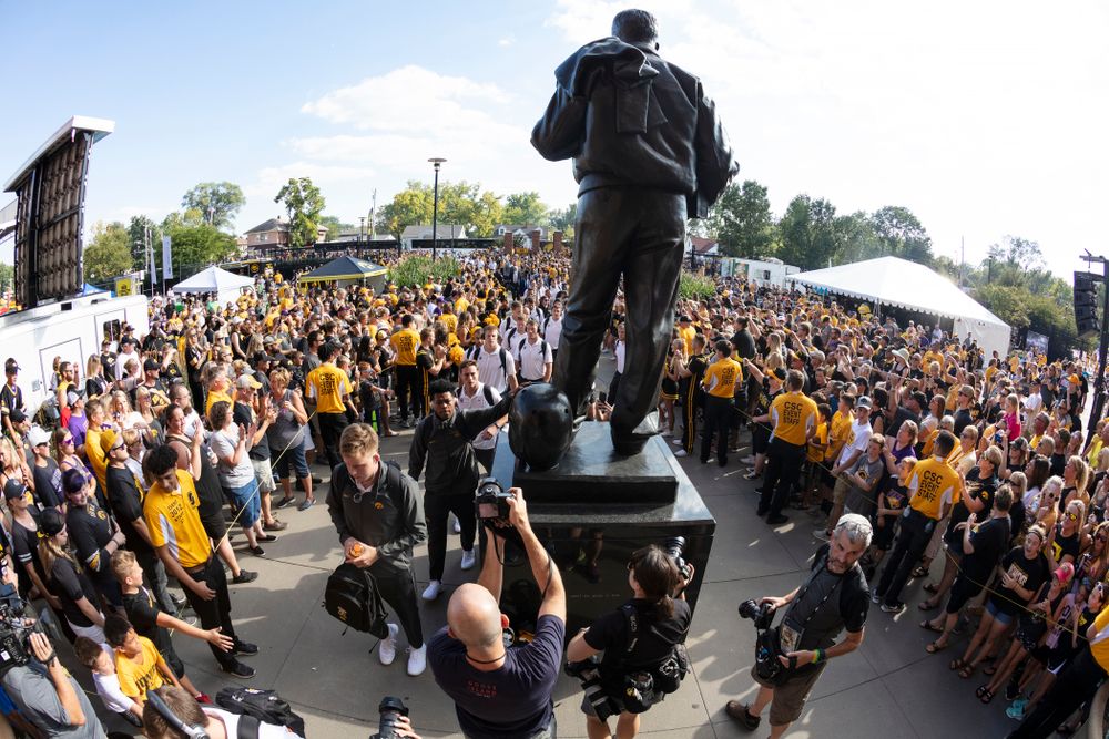 The Iowa Hawkeyes arrive for their game against the Northern Iowa Panthers Saturday, September 15, 2018 at Kinnick Stadium. (Brian Ray/hawkeyesports.com)
