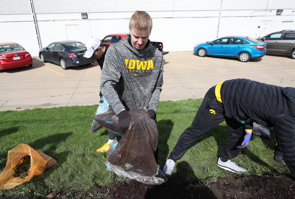 Members fo the Iowa MenÕs Basketball team volunteer with the South District Neighborhood Clean-up during the annual Iowa Athletics Day of Caring Sunday, April 28, 2019 in Iowa City. (Brian Ray/hawkeyesports.com)