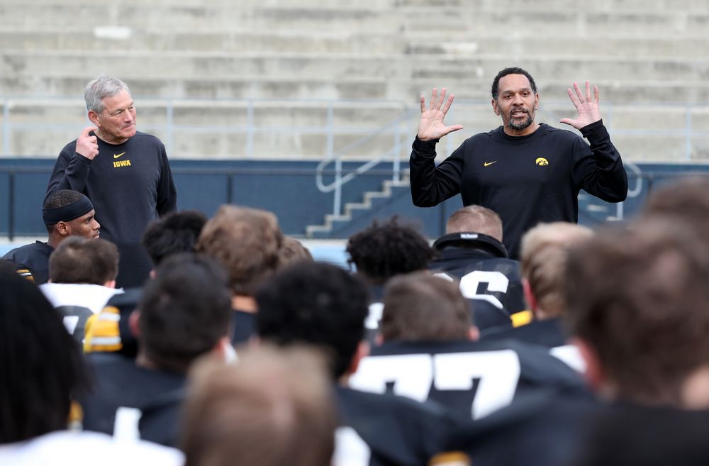 Former Hawkeye Football player Quinn Early speaks to the team during Holiday Bowl Practice No. 3 Tuesday, December 24, 2019 at San Diego Mesa College. (Brian Ray/hawkeyesports.com)