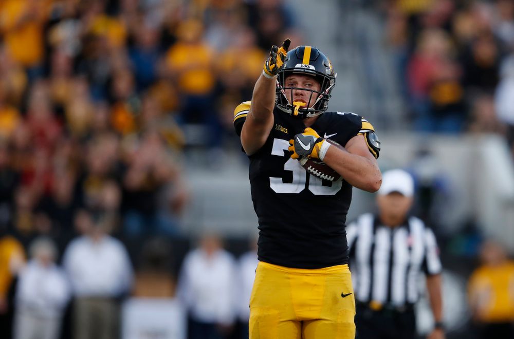 Iowa Hawkeyes tight end T.J. Hockenson (38) picks up a first down against the Iowa State Cyclones Saturday, September 8, 2018 at Kinnick Stadium. (Brian Ray/hawkeyesports.com)