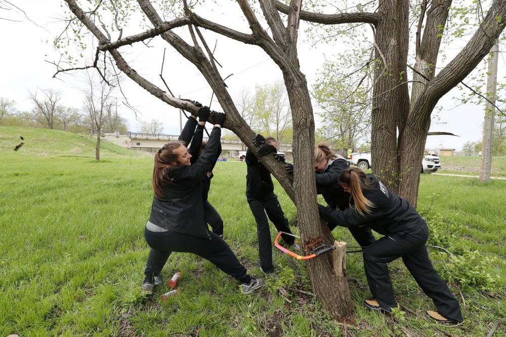 Members of the WomenÕs Soccer team volunteer with the Iowa City Public Works department along the Iowa River during the annual Iowa Athletics Day of Caring Sunday, April 28, 2019 in Iowa City. (Brian Ray/hawkeyesports.com)