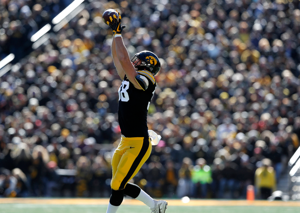 Iowa Hawkeyes tight end T.J. Hockenson (38) against the Maryland Terrapins Saturday, October 20, 2018 at Kinnick Stadium (Brian Ray/hawkeyesports.com)