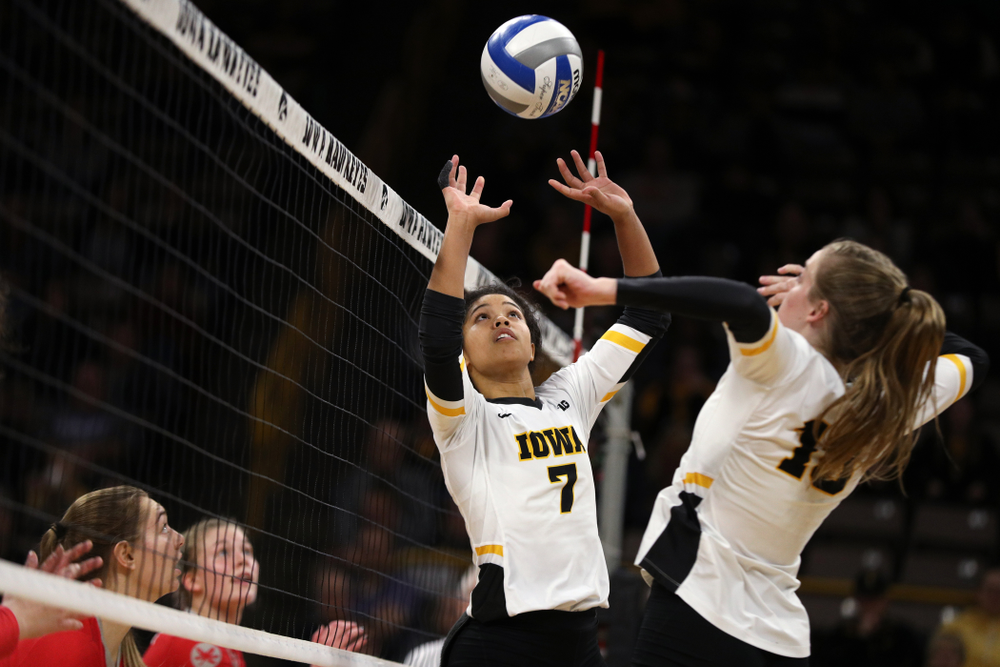 Iowa Hawkeyes setter Gabrielle Orr (7) against the Ohio State Buckeyes Saturday, November 24, 2018 at Carver-Hawkeye Arena. (Brian Ray/hawkeyesports.com)