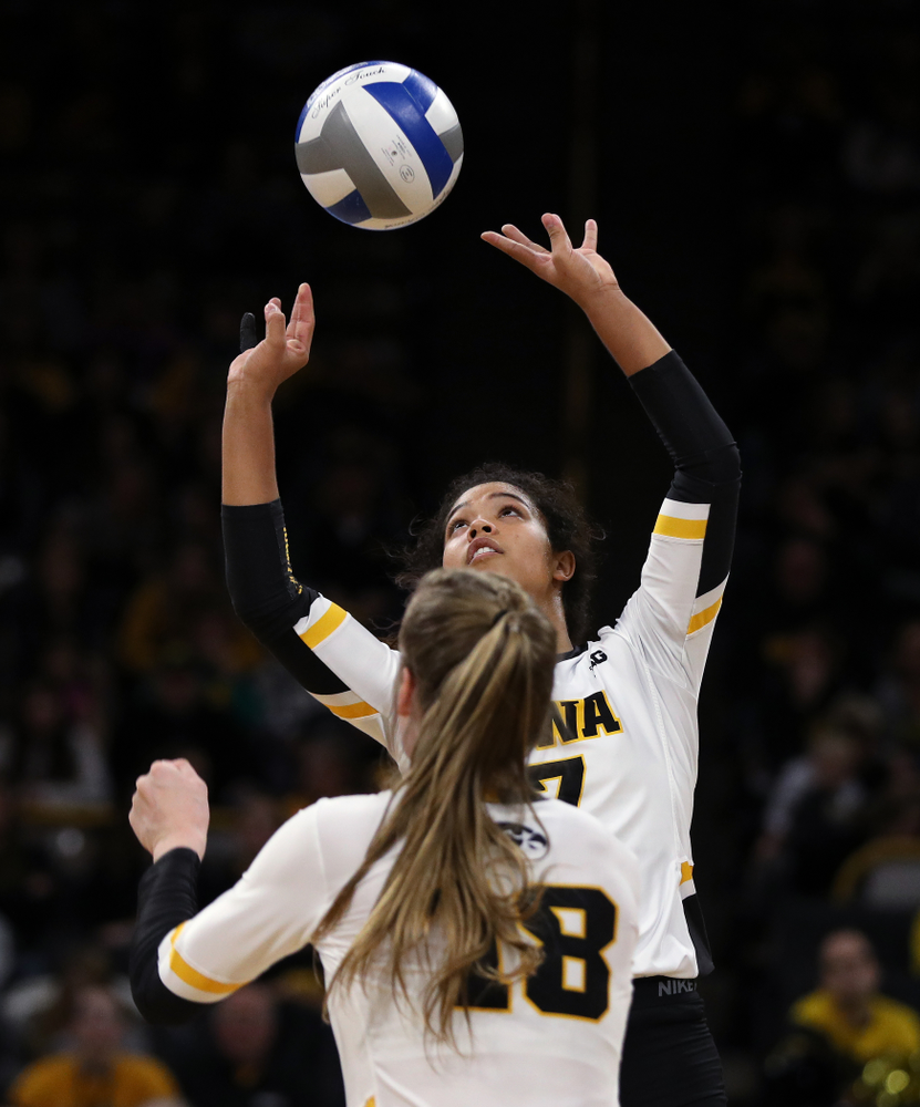 Iowa Hawkeyes setter Gabrielle Orr (7) against the Ohio State Buckeyes Saturday, November 24, 2018 at Carver-Hawkeye Arena. (Brian Ray/hawkeyesports.com)