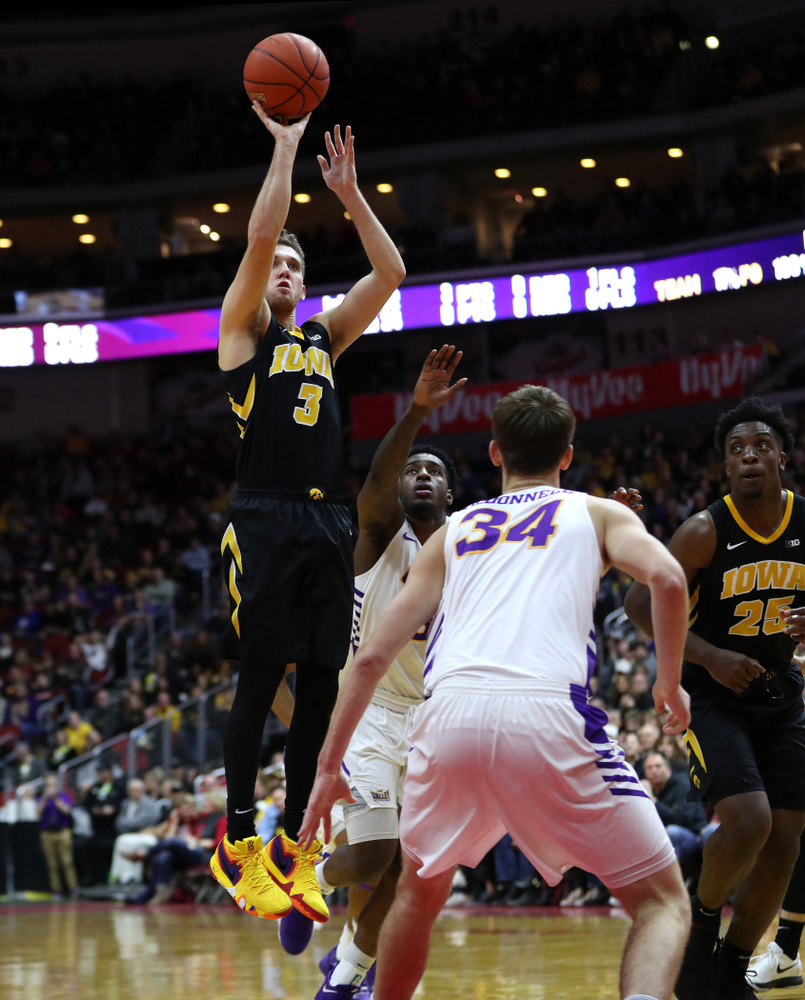 Iowa Hawkeyes guard Jordan Bohannon (3) against the Northern Iowa Panthers in the Hy-Vee Classic Saturday, December 15, 2018 at Wells Fargo Arena in Des Moines. (Brian Ray/hawkeyesports.com)