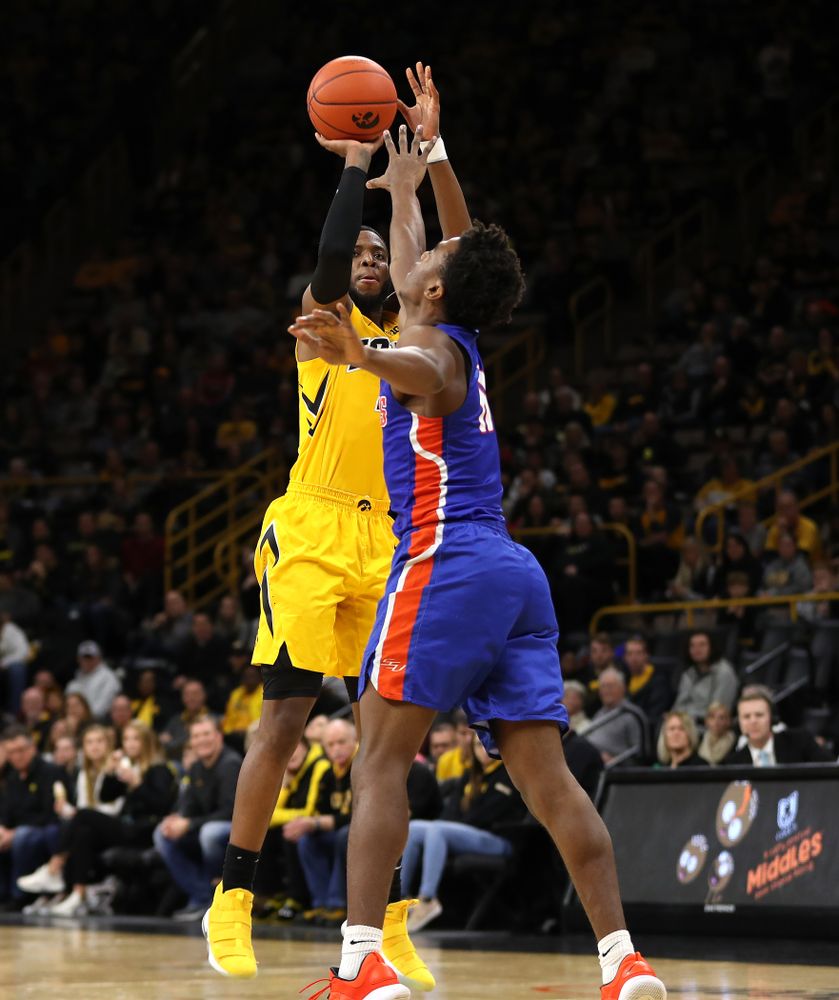 Iowa Hawkeyes guard Isaiah Moss (4) against the Savannah State Tigers Saturday, December 22, 2018 at Carver-Hawkeye Arena. (Brian Ray/hawkeyesports.com)