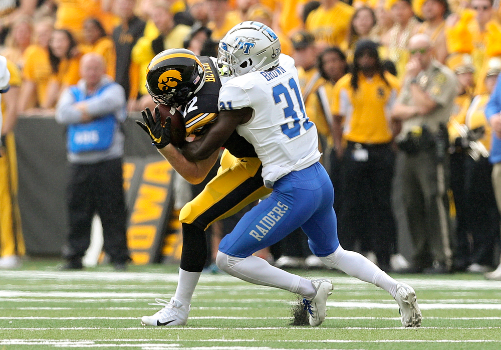 Iowa Hawkeyes tight end Shaun Beyer (42) pulls in a pass during the second quarter of their game at Kinnick Stadium in Iowa City on Saturday, Sep 28, 2019. (Stephen Mally/hawkeyesports.com)