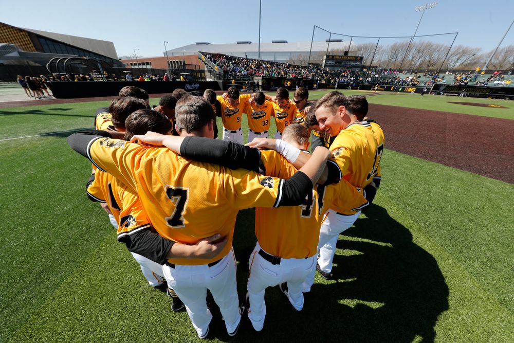 The Iowa Hawkeyes gather before their game against the Michigan Wolverines Sunday, April 29, 2018 at Duane Banks Field. (Brian Ray/hawkeyesports.com)