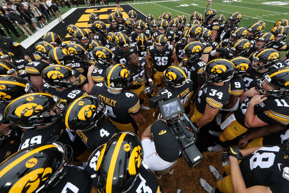 Iowa Hawkeyes linebacker Amani Jones (52) against Middle Tennessee State Saturday, September 28, 2019 at Kinnick Stadium. (Brian Ray/hawkeyesports.com)