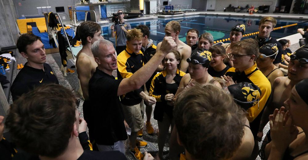 Iowa head coach Marc Long addresses his team during a brief intermission during a meet against Michigan and Denver at the Campus Recreation and Wellness Center on November 3, 2018. (Tork Mason/hawkeyesports.com)