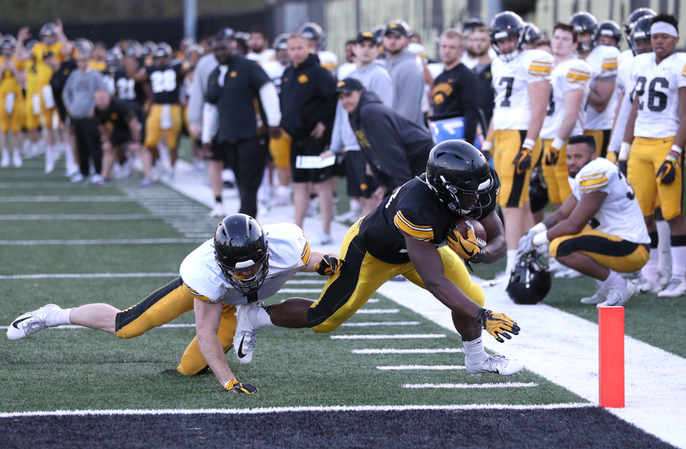 Iowa Hawkeyes running back Shadrick Byrd scores a touchdown during the teamÕs final spring practice Friday, April 26, 2019 at the Kenyon Football Practice Facility. (Brian Ray/hawkeyesports.com)