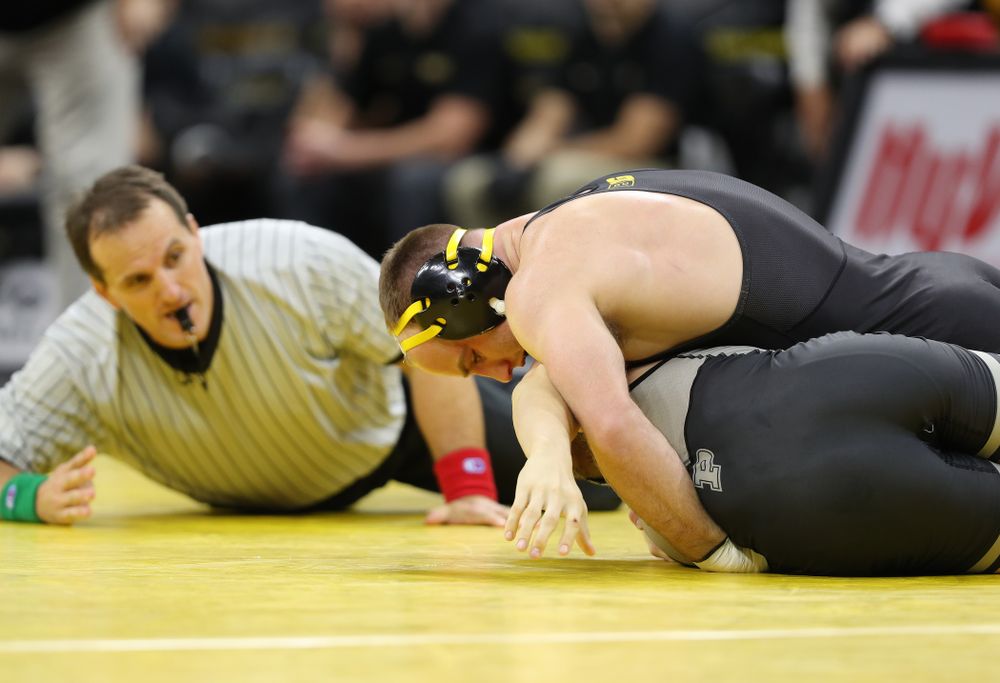 Iowa's Alex Marinelli wrestles Purdue's Cole Wysocki at 165 pounds Saturday, November 24, 2018 at Carver-Hawkeye Arena. (Brian Ray/hawkeyesports.com)