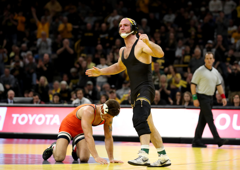 Iowa’s Alex Marinelli Wrestles Oklahoma State’s Travis Wittlake at 165 pounds Sunday, February 23, 2020 at Carver-Hawkeye Arena. Marinelli won the match 3-2. (Brian Ray/hawkeyesports.com)