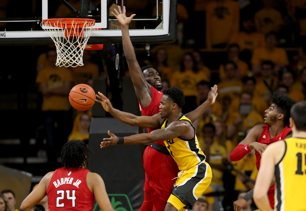 Iowa Hawkeyes guard Joe Toussaint (1) dishes off a pass against the Rutgers Scarlet Knights Wednesday, January 22, 2020 at Carver-Hawkeye Arena. (Brian Ray/hawkeyesports.com)
